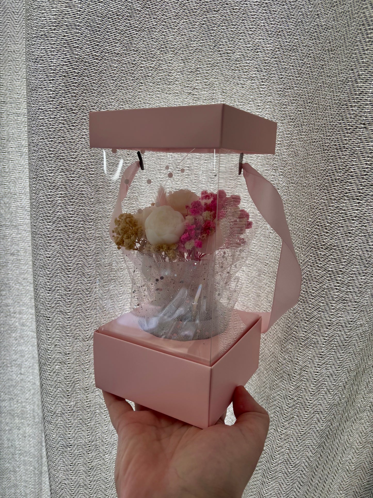 Bouquet de 6 fleurs + boite rose